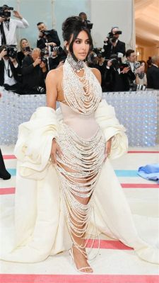  Kim Kardashian Met Gala 2023: Zaskakująca kreacja, szokujące reakcje i…plotki o romansie?